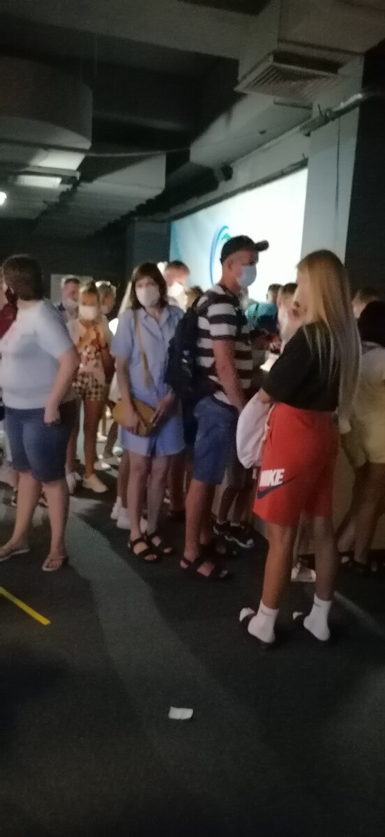 А вот очередь за "Бесплатными" фотографиями