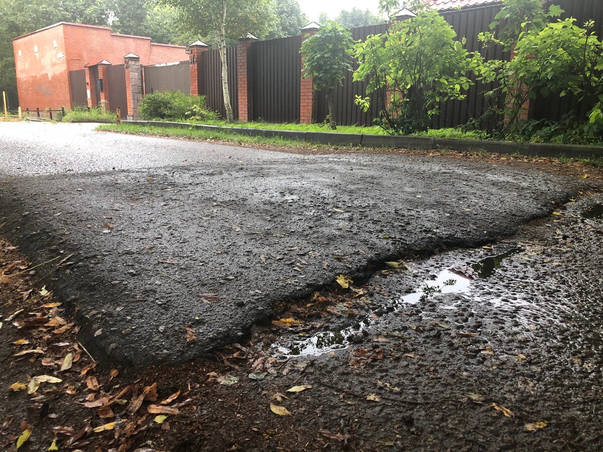 Вот недавний пример. Недавно ездил в Пушкино, чтобы развернуться, пришлось в одном месте проехать через дворы. Там лежит вот такой "полицейский", где у него обломанная часть (и ее чинить явно никто не будет), высота - не меньше 5 см. Даже если едешь очень медленно, то получается сильный удар. Конечно же, вечером и ночью он не освещен, конечно же, никакого знака нет. И это еще вполне нормальный "полицейский" по дворовым нормам, по крайней мере, он расположен не прямо на повороте, а по прямой. Есть гораздо хуже. Фото автора