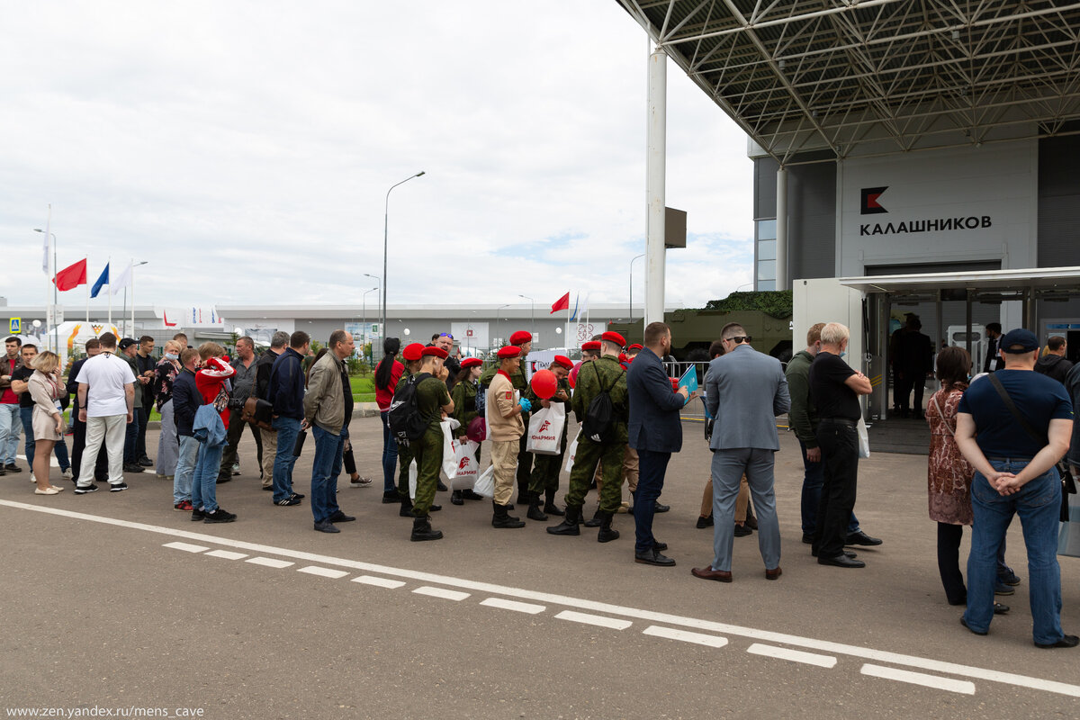 Очередь в павильон "Калашников"