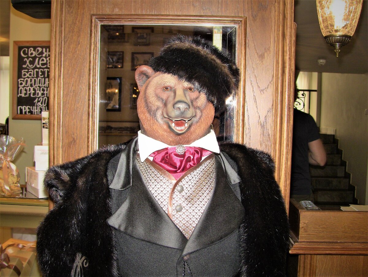 В "Булошной" вас встречает колоритный персонаж - стильный медведь в шубе. 