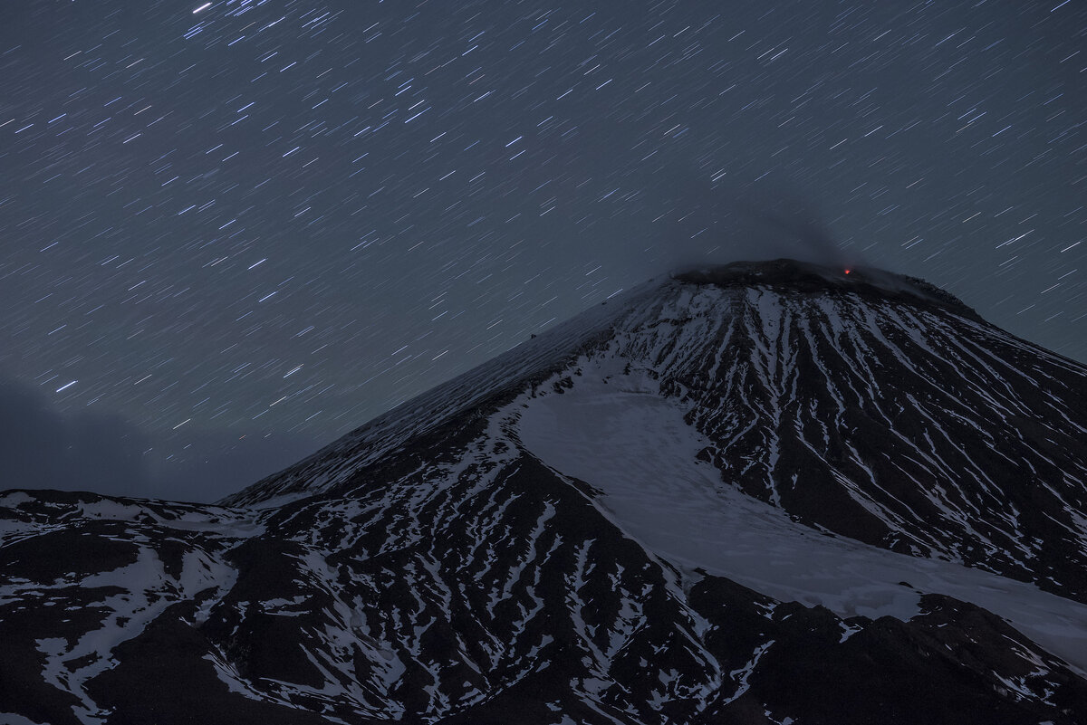Как выглядят камчатские вулканы ночью? Такое впечатление, что мы побывали на другой планете.
