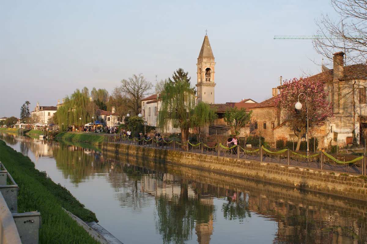 Река Брента и вид на виллу Львов. (последняя в ряду)