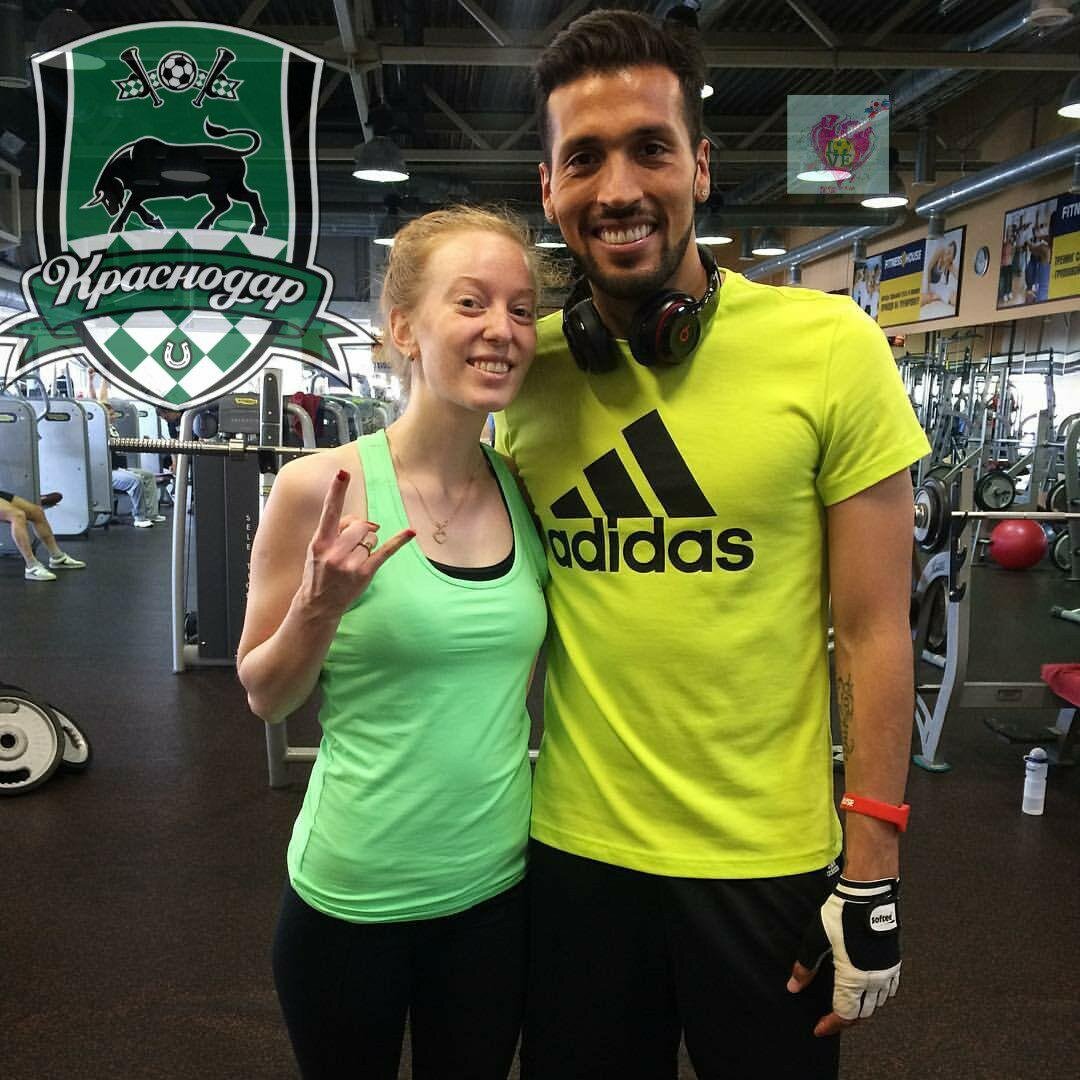 Гарай тот еще ловелас;) Питерским девушкам он нравился=) Фото в тренажерном зале из личного архива моей знакомой.