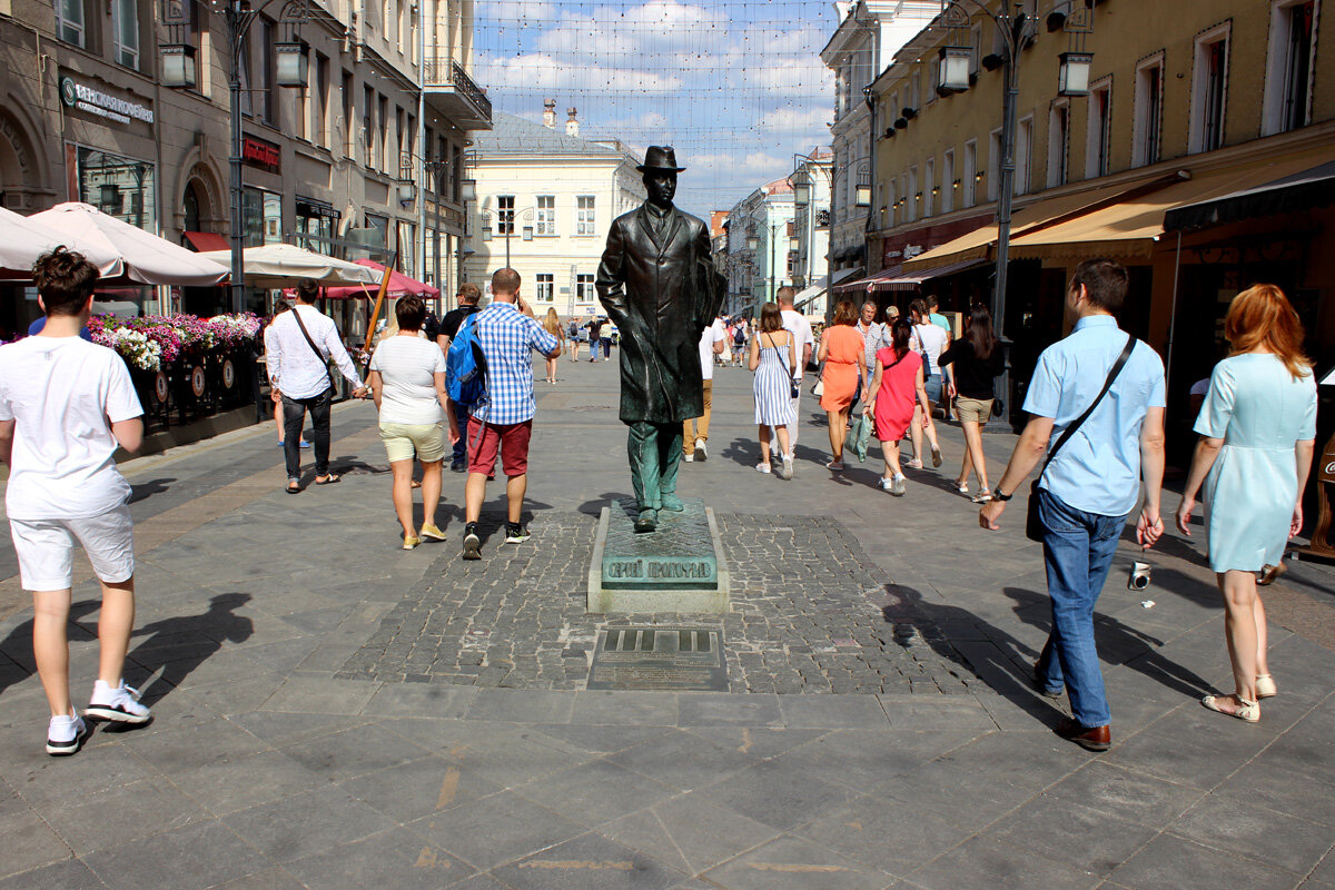 Одна из новых пешеходных зон в Москве в Камергерском переулке