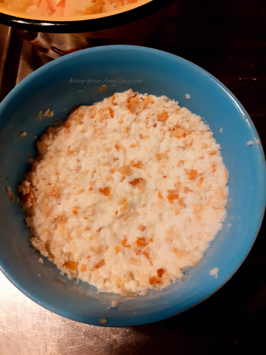хлеб измельчим блендером или мясорубкой и зальём молоком (он должен хорошо пропитаться молоком, но не плавать в нём)