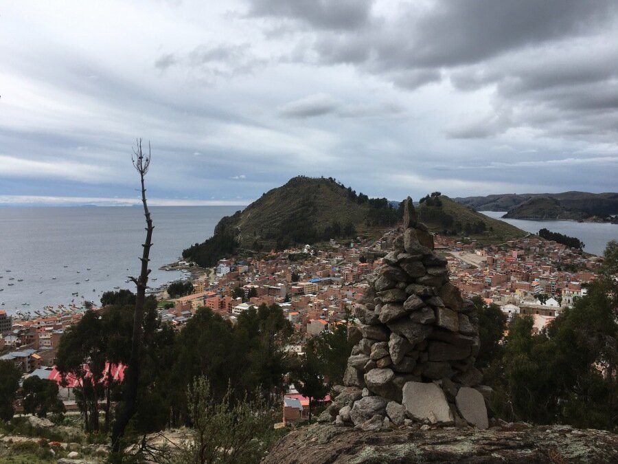 Вид с горы-обсерватории на гору со святилищем Пача-Мамы, фото автора