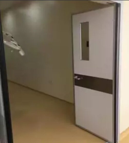 дверь операционной