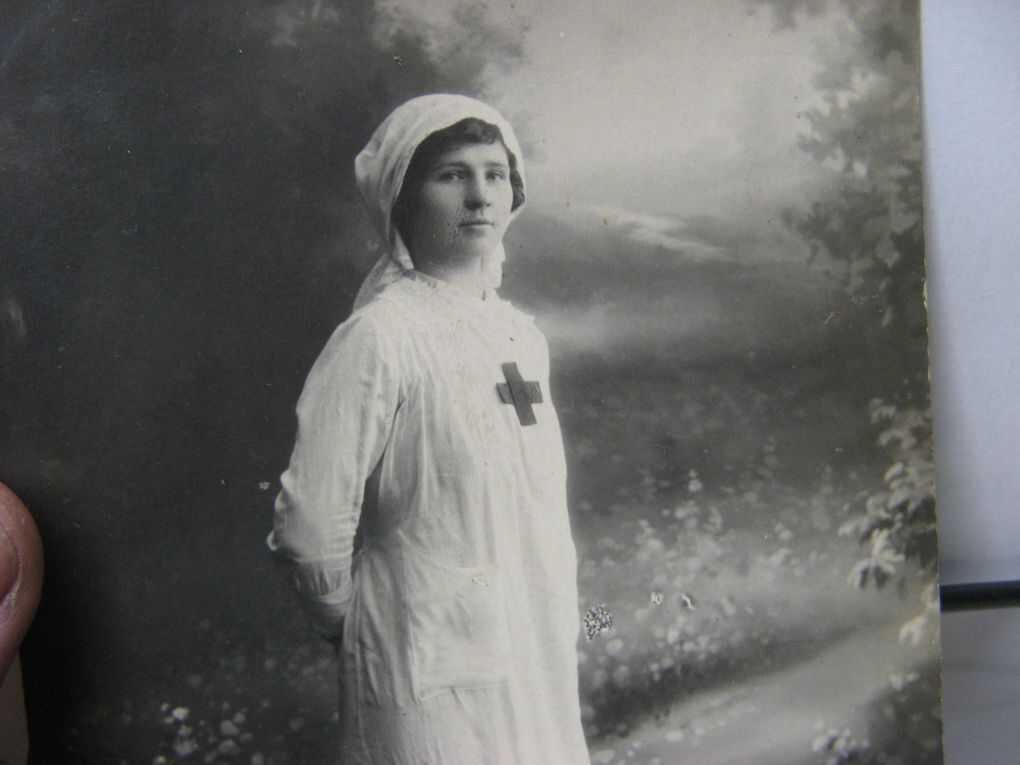 Первая попытка попасть на фронт, выдавая себя за мужчину, оказалась неудачной, и тогда Римма прошла отбор в сёстры милосердия.