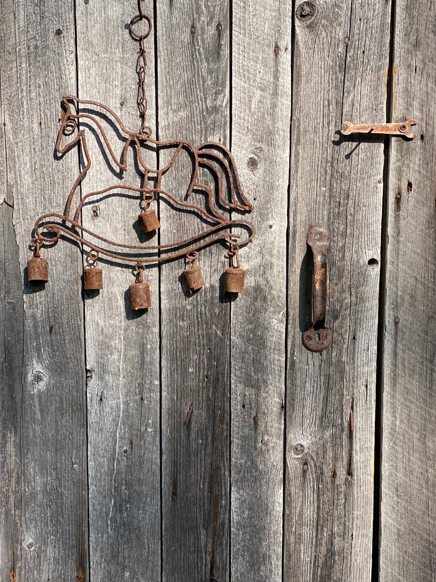 Разговаривать с троллем или хейтером в социальных сетях – тоже самое, что стучаться в закрытые двери дома, в котором никто давно не живёт. Фото автора. 