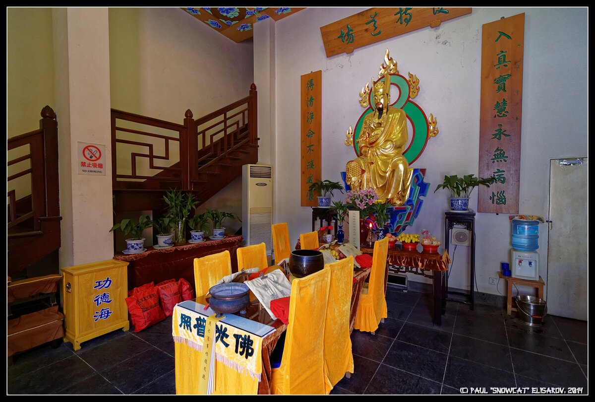 Гуань Инь а Буддийском храме Жен Ру в Шанхае