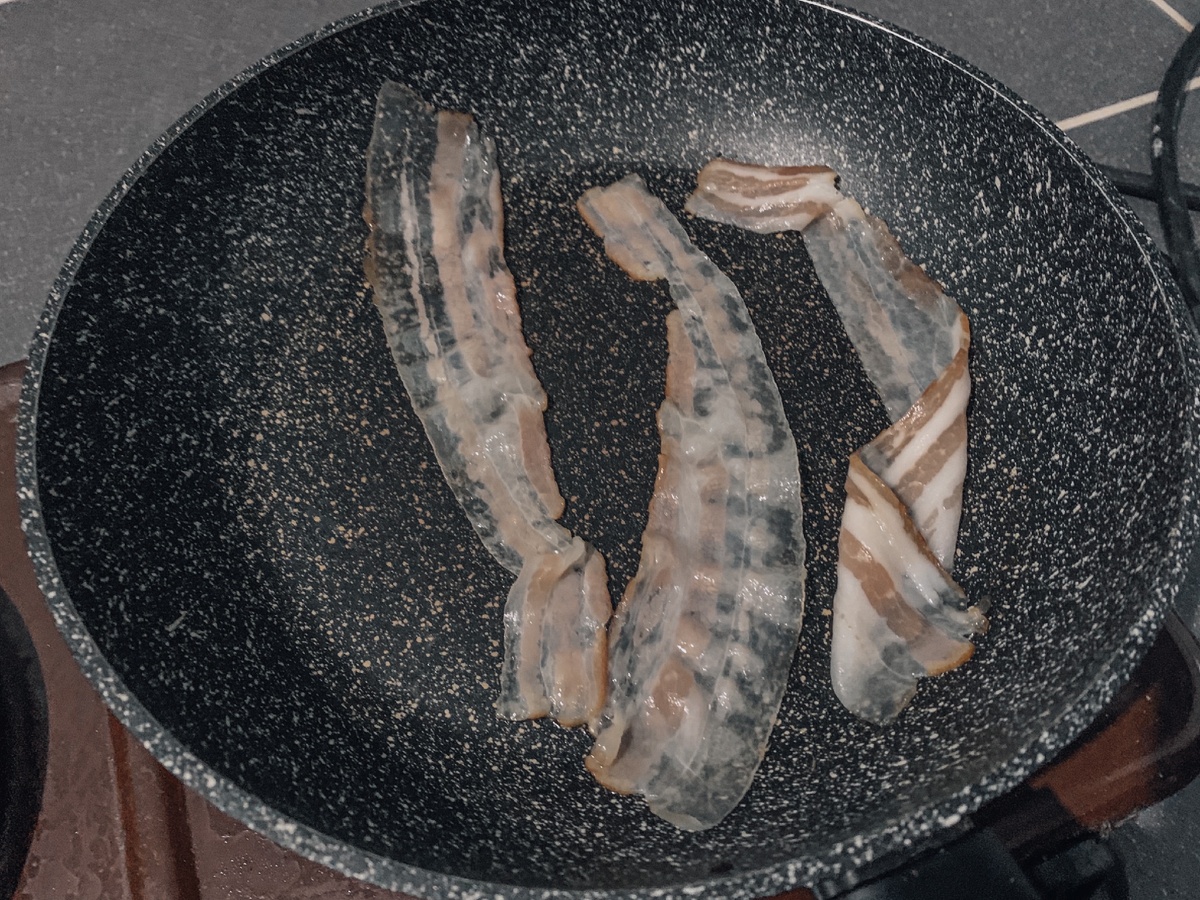 Первым делом подготавливаем бекон. Нужно обжарить с обоих сторон. И откладываем в сторонку