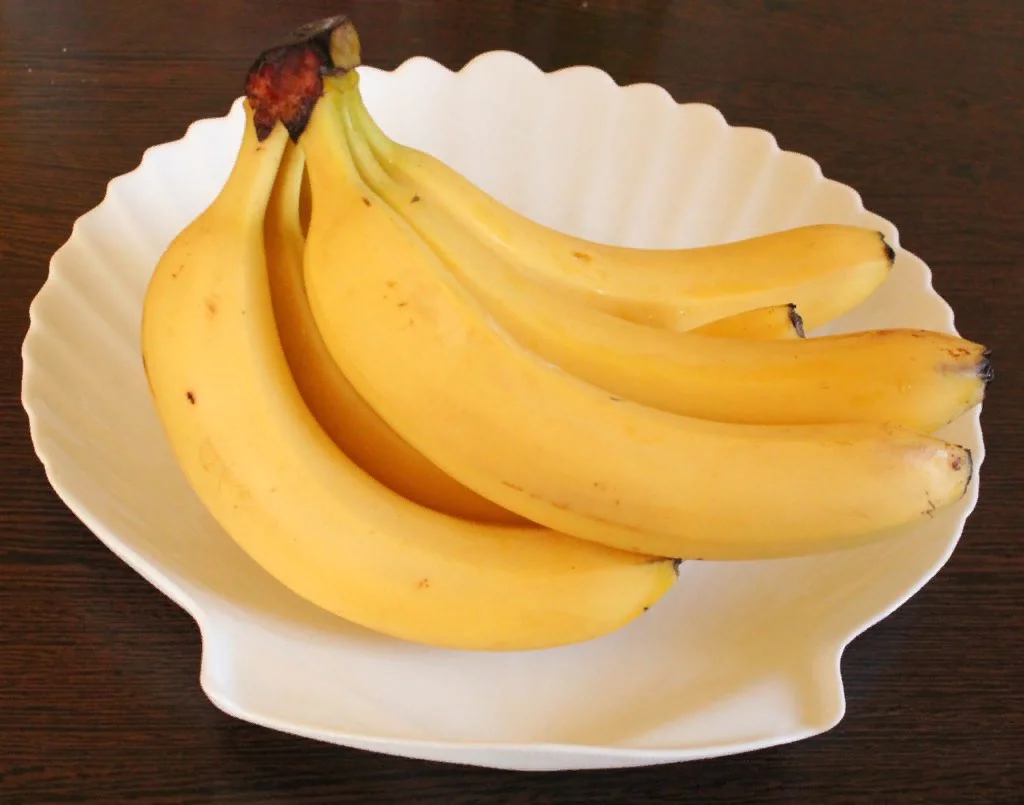 Какие бананы полезнее зеленые или. Банан в школе. Лечебный банан. Что полезного в бананах. Полезные свойства банана.