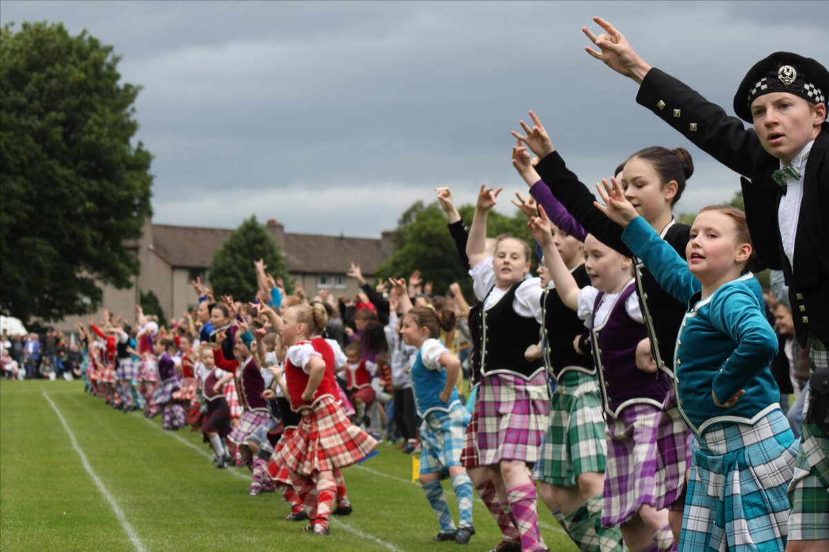 Чем знаменита шотландия. Highland games в Шотландии. Фестиваль Highland Gatherings в Шотландии. Горские игры в Шотландии. Фестиваль хайленд Газеринг в Шотландии.