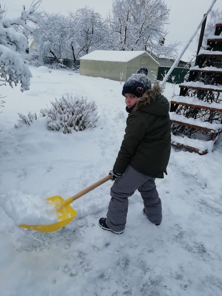 Снегу все рады. И больше всех рад мой внук. Он всегда готов мне помогать.