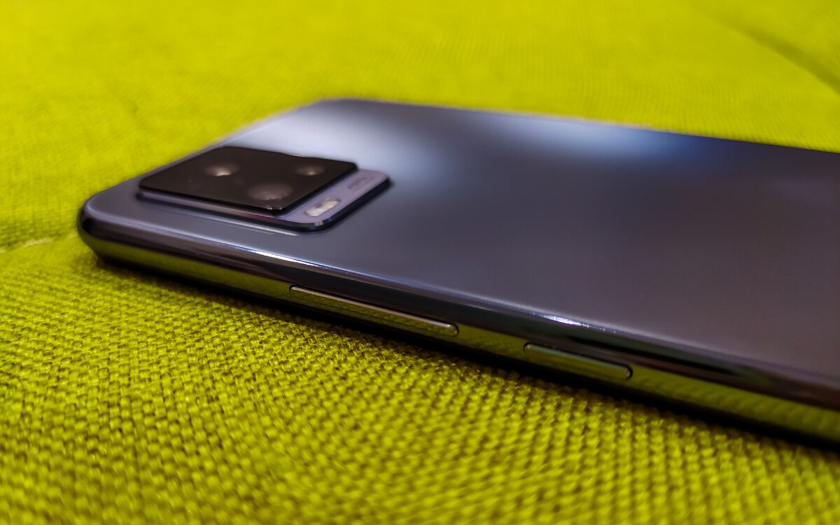 Клавиши громкости и питания на правой грани