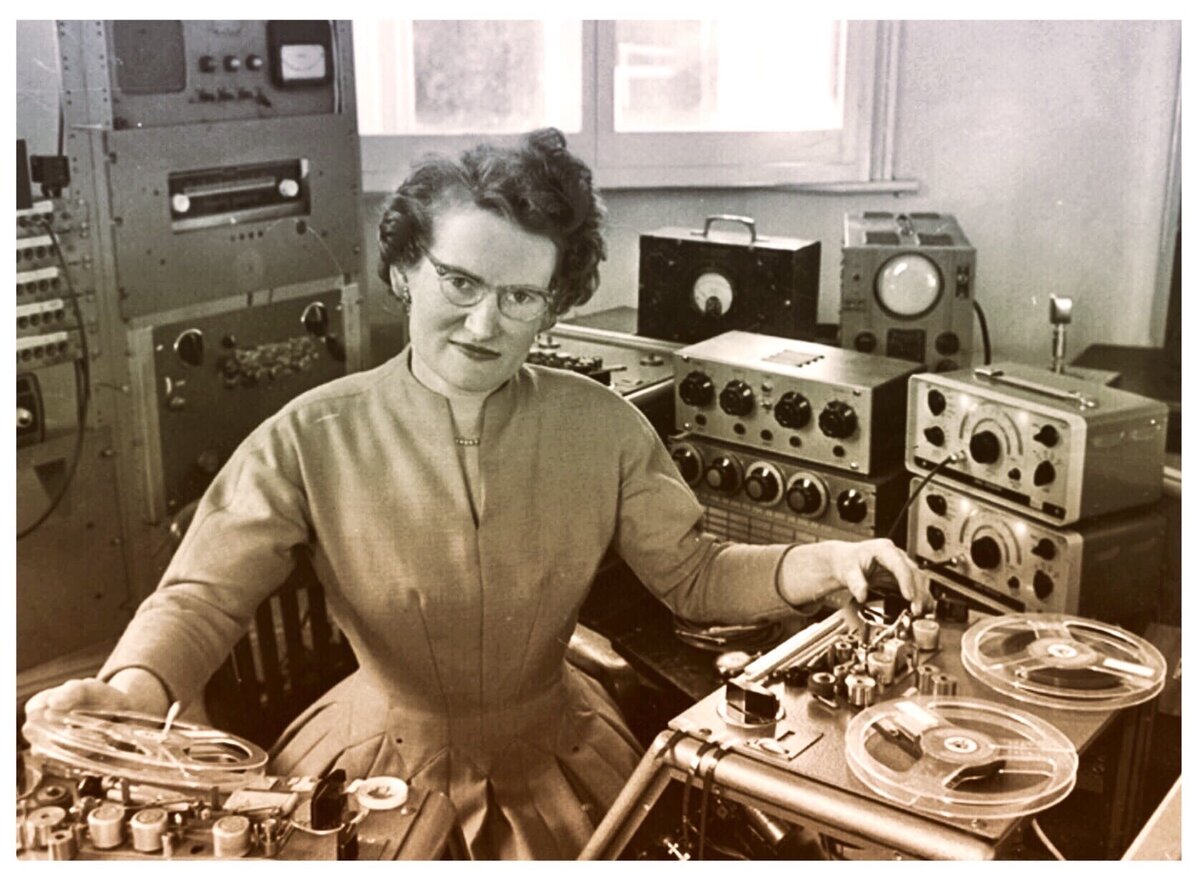 Так выглядела студия обычной радиостанции в сороковых годах прошлого века