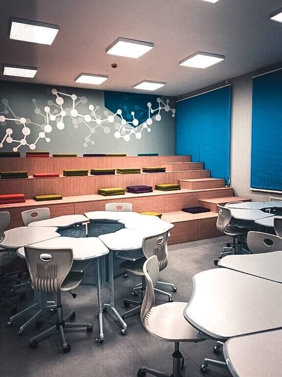 Вот так выглядит один кабинетов. Здесь можно спокойно сидеть как за партой, так и на мягких сидушках и записывать лекции на ноутбуках 