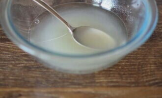 Первым шагом замачиваем агар-агар. Помещаем его в миску и заливаем холодной водой в количестве 80 мл. Перемешиваем и оставляем для замачивания на двадцать минут.