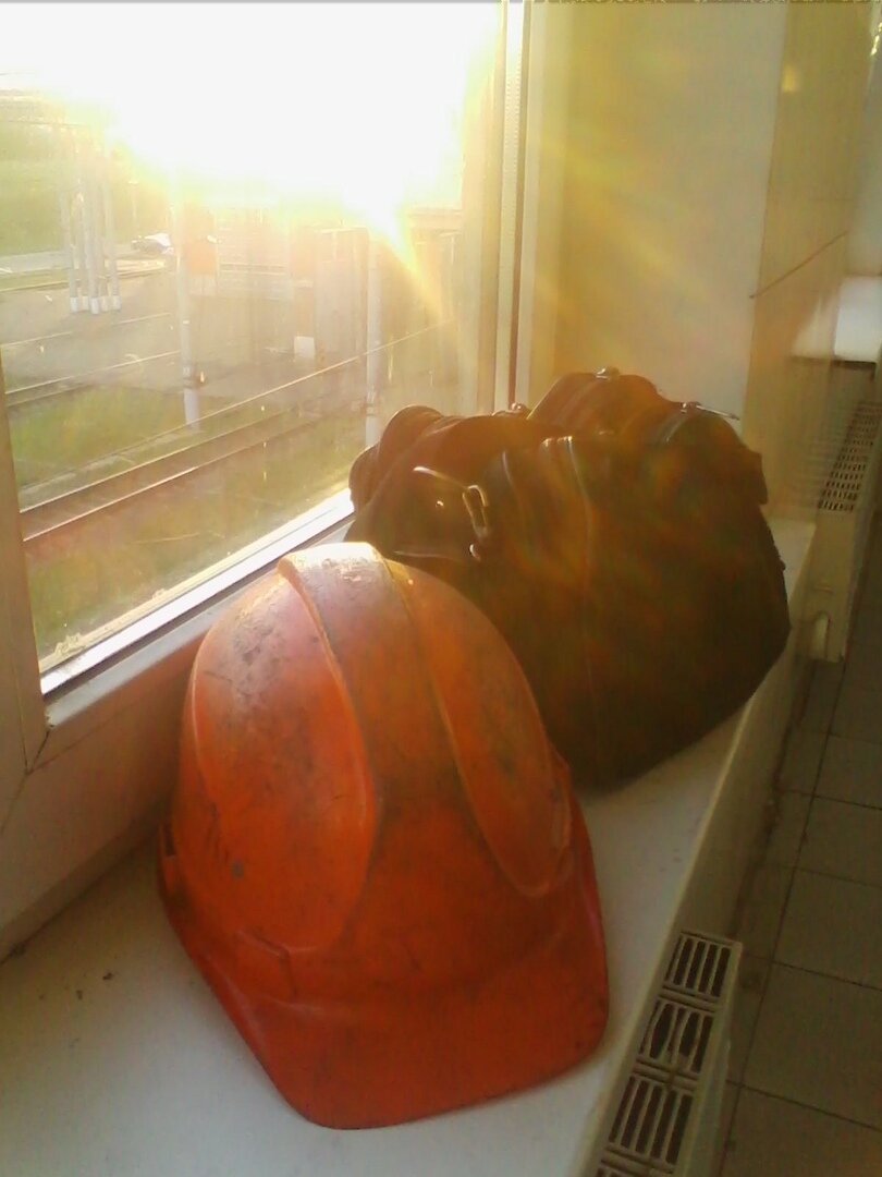 2. Сборы домой, после тяжелой смены. Мобилофото автора.