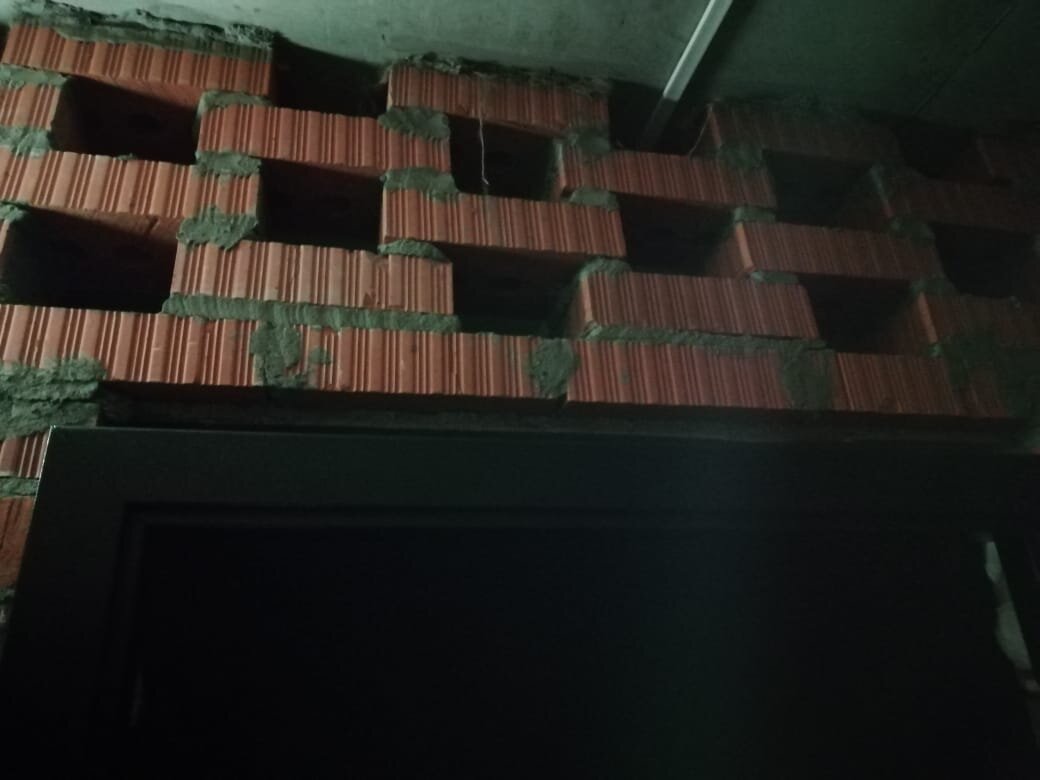 Вот такие дыры были у нас в кладке кирпичей