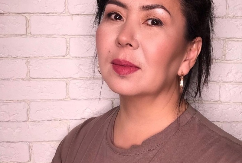 Визажист показала, как «спрятать» брыли и обвисшие щеки с помощью макияжа