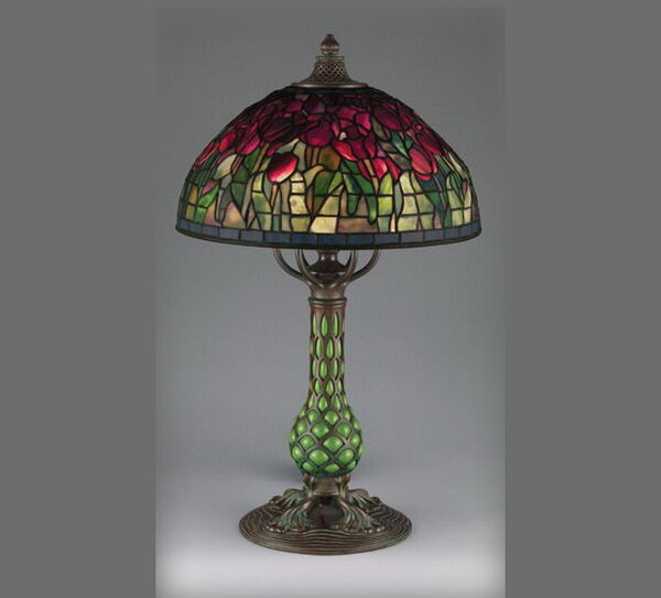 Абажур «Тюльпаны», стекло Favrile, цоколь - патинированная бронза с сетчатым основанием из дутого стекла от компании Tiffany Studios, музей Метрополитен, Нью-Йорк.