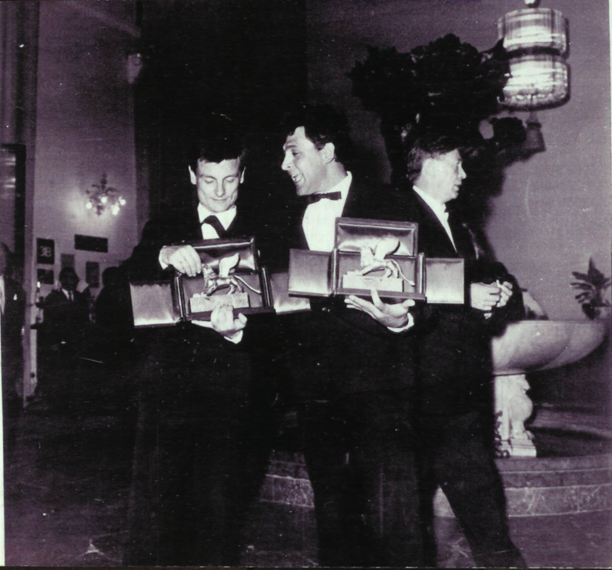 Прав был поэт Леонид Дербенев. В нашей жизни есть только вот такие миги радости...-9