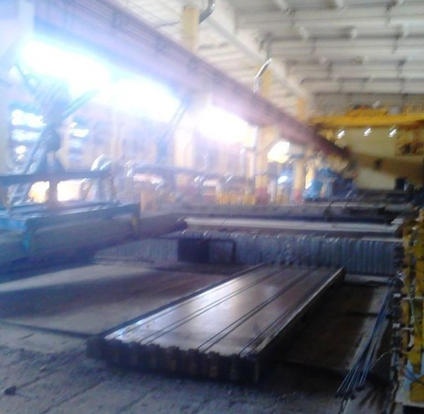 Пролёт цеха по производству ЖБИ перед началом работы. Ежедневно 60 плит перекрытия в смену, обычно 6 дней в неделю. Никаких нанотехнологий - бетон, форма, лопата и люди.