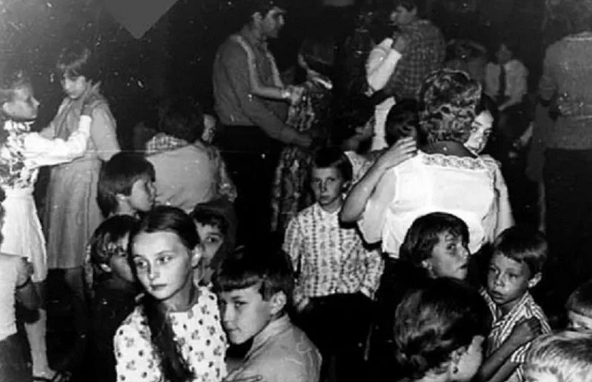 Сегодня многие дети едут на каникулах в летние лагеря. После чего пишут в мессенджерах своим родителям, что там плохие условия и требуют забрать их обратно в город. И в этом они далеко не оригинальны.-16