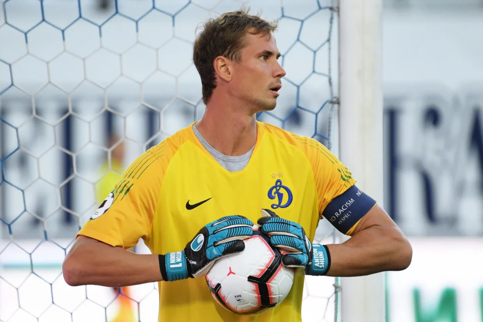 Он конечно, топ, но нужен полевой игрок +34 года...