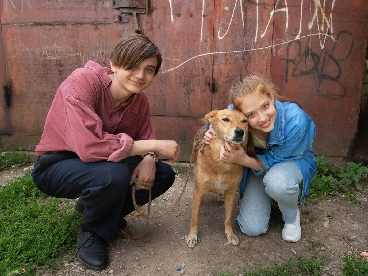 Главные герои сериала подростки Саша и Женя на фоне разрисованного гаража (кадр со съёмок)