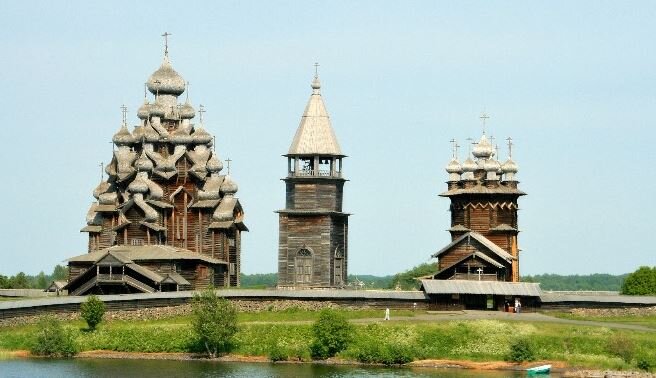 Преображение Господне (слева), колокол (в центре), храм Покрова Пресвятой Богородицы (справа)