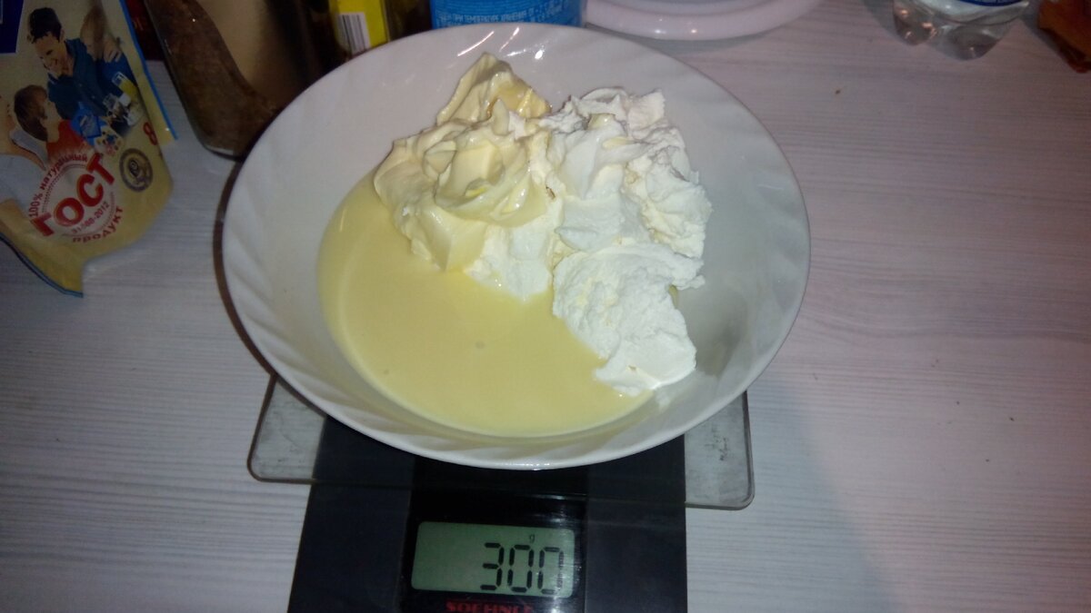 Берем мягкий творожный сыр (у меня самодельный - из кефира) - 150 грамм, Сгущенное молоко - 100 грамм, Сливочное мягкое масло - 50 грамм.  Итого общий вес 300 гр. Щепотка ванильного сахара для аромата.