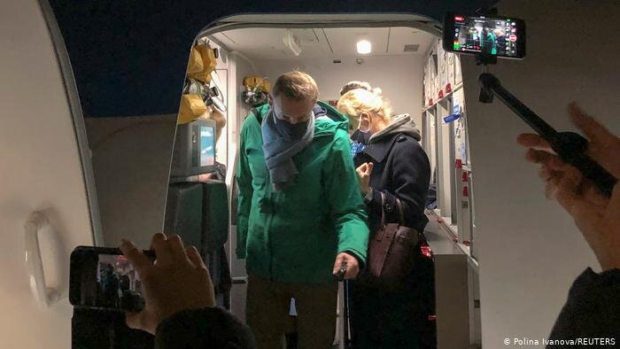 Навальный возвращается домой после лечения в Германии