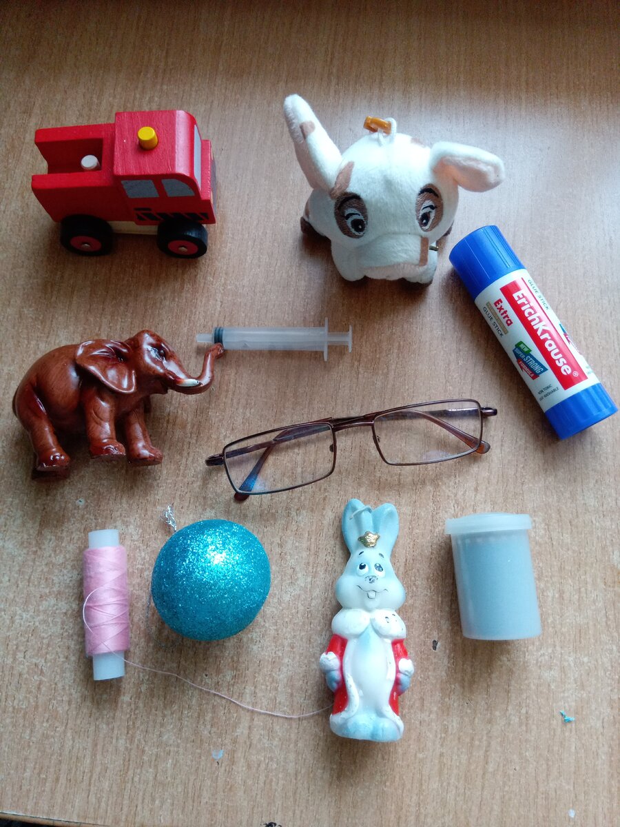 Для занятия я сегодня приготовила набор из 10 разнообразных предметов.