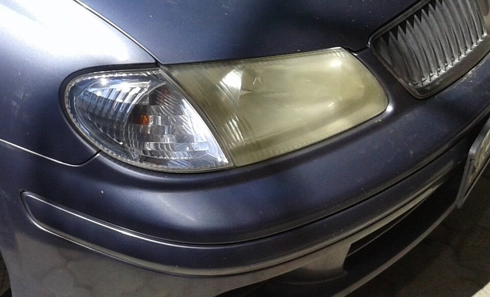 Фара Nissan Sunny n16 2001. Передние фары Ниссан Санни n16. Almera n16 фары от Санни. Ниссан Санни с желтыми фарами.