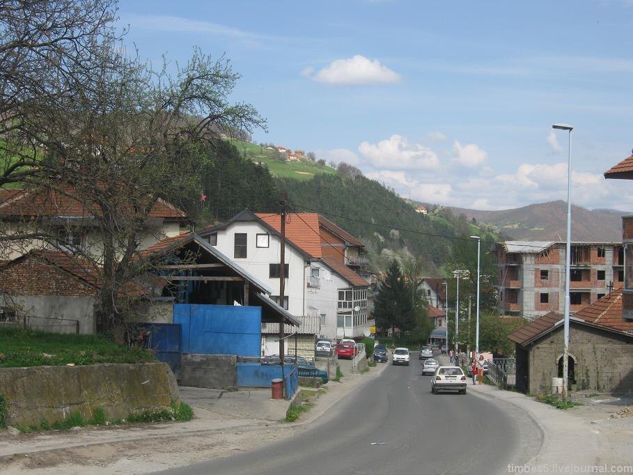 Неформальная (а для судебной системы вполне официальная) столица верхней Черногории крайне фотогенична благодаря няшным горам. 