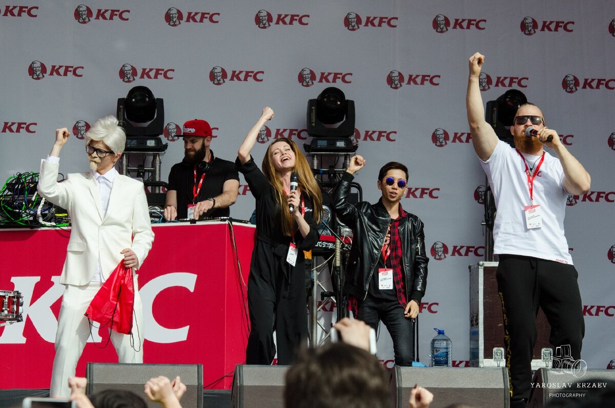 KFC battle 2018 г. ТЦ "Космопорт". Образ полковника Гарланда Сандерса. Актёр: Валерий Наумов. Блоггер: Anny May. Гримёр: Shana-sensei. Коллектив гримёров GRIMARTE. 