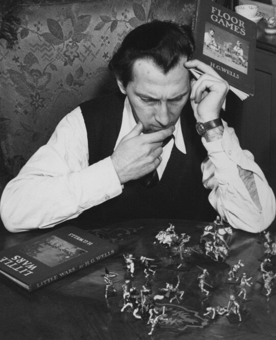 Питер Кушинг со своими фигурками и книгой Герберта Уэллса - «Маленькие войны». Картинка из Google pics. 