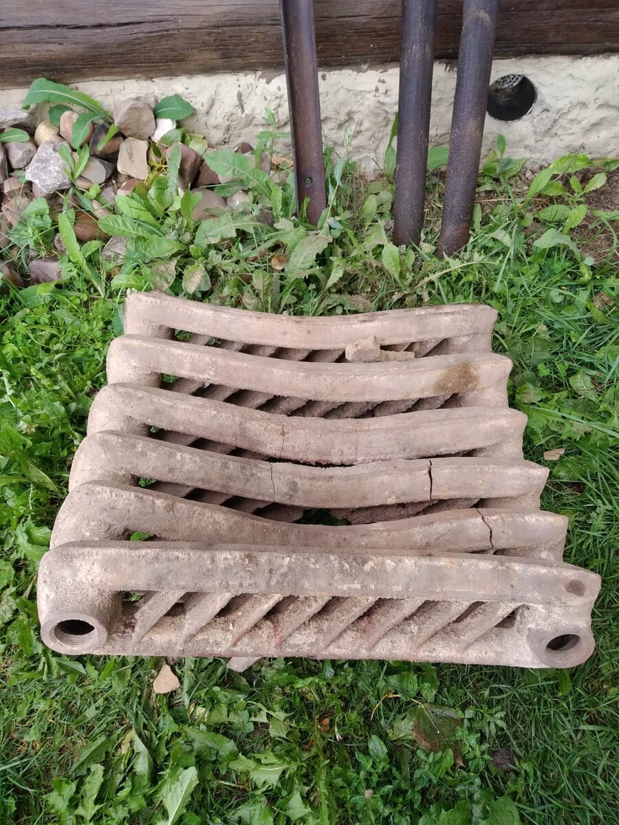 Чугунная батарея из топки печи.