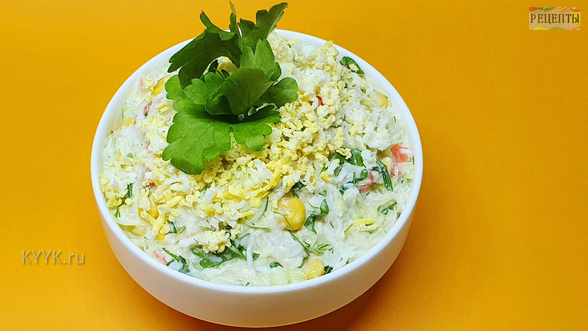 овый салат давно занял свое почетное место на наших праздничных столах. Но каждая хозяйка готовит его по-своему. Именно поэтому появилось большое количество вариантов одного и того же известного блюда. Сегодня предлагаю вам такой рецепт.