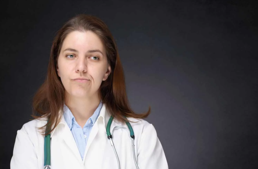 Просто картинка из Интернета - https://thedoctorweighsin.com/wp-content/uploads/Pensive-female-doctor-1500-x-996.jpg