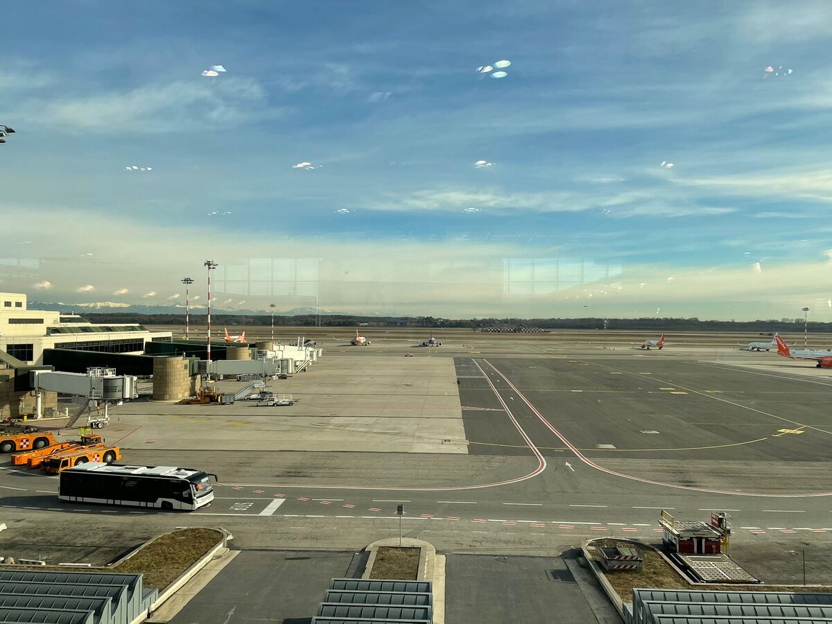 Аэропорт Мальпенса. Самолётов почти нет. Фотография из личного архива.