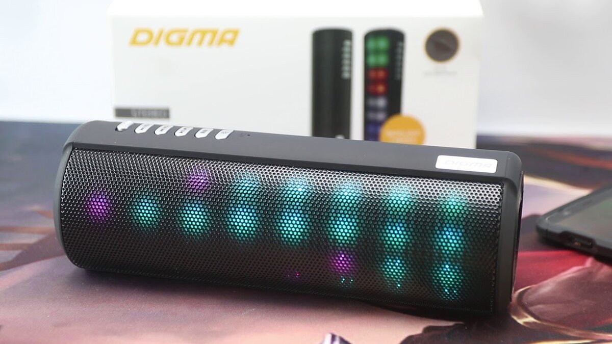 Корпус Digma S-32 украшен LED-лампочками, которые меняют цвет в такт музыке. Фото: youtube.com