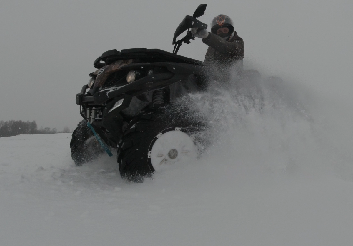 Зимой на КВАДРОЦИКЛЕ в лютую МЕТЕЛЬ, МОРОЗ и убираем участок снегоотвалом