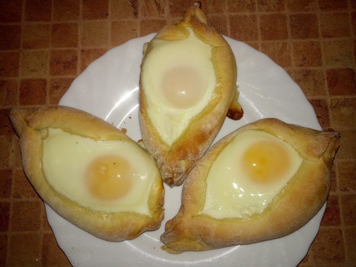 Вообще я испекла четыре "пирожка", просто один у меня сразу отобрали домашние))