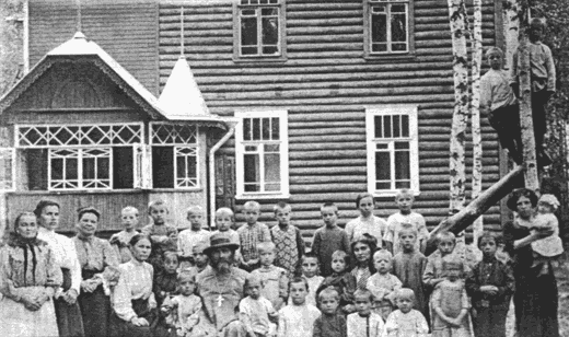 Много внимания стало уделяться в периодической печати алкоголизации и борьбе за трезвость среди детей и подростков. В Казани выходил журнал "Праздник трезвости", в Серпухове Московской губернии "Воскресный листок", в Острове Псковской губернии "Друг трезвости", Воронеже — "Заря трезвости", Одессе — "Зеленый змий", Уфе — "Уфимское попечительство о народной трезвости", Царицыне — "Царицынский трезвенник" и другие.Руководитель Литейного отделения Александро-Невского общества трезвости священник Пётр Иванович Поляков с детьми детского сада на летнем отдыхе. 1910-е гг.