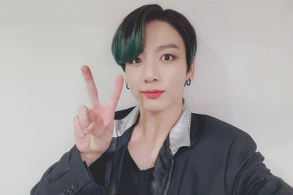 В ТРЕНДЕ KPOPШок! Чонгук ответил российскому фанату в трансляции
1 день назад15 027Юлия© Twitter / BTS_twt
Пользователь Twitter с ником blackandwhiteish решил поделиться своим счастьем с товарищами из АРМИ и рассказал о том, что ему удалось… как бы это сказать… немного поговорить с  Чонгуком  (Jungkook). Вы все, наверное, уже в курсе, что Золотой Макнэ  провел большую трансляцию для своих поклонников. Некоторым он ответил в прямом эфире и исполнил их небольшие желания. Одним их этих счастливчиков стал и российский фанат. Он попросил кумира выполнить достаточно необычное действие …