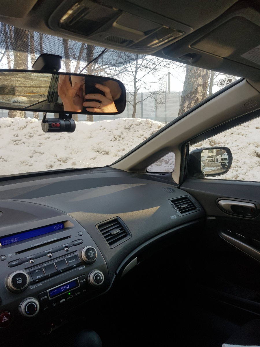 Спрятал по максимуму , кстати сам видеорегистратор чуть-чуть приподнял