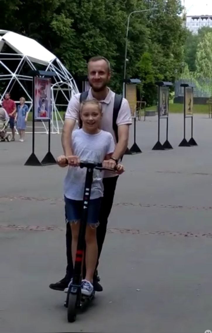 Муж катает племянницу - ребёнок в восторге 